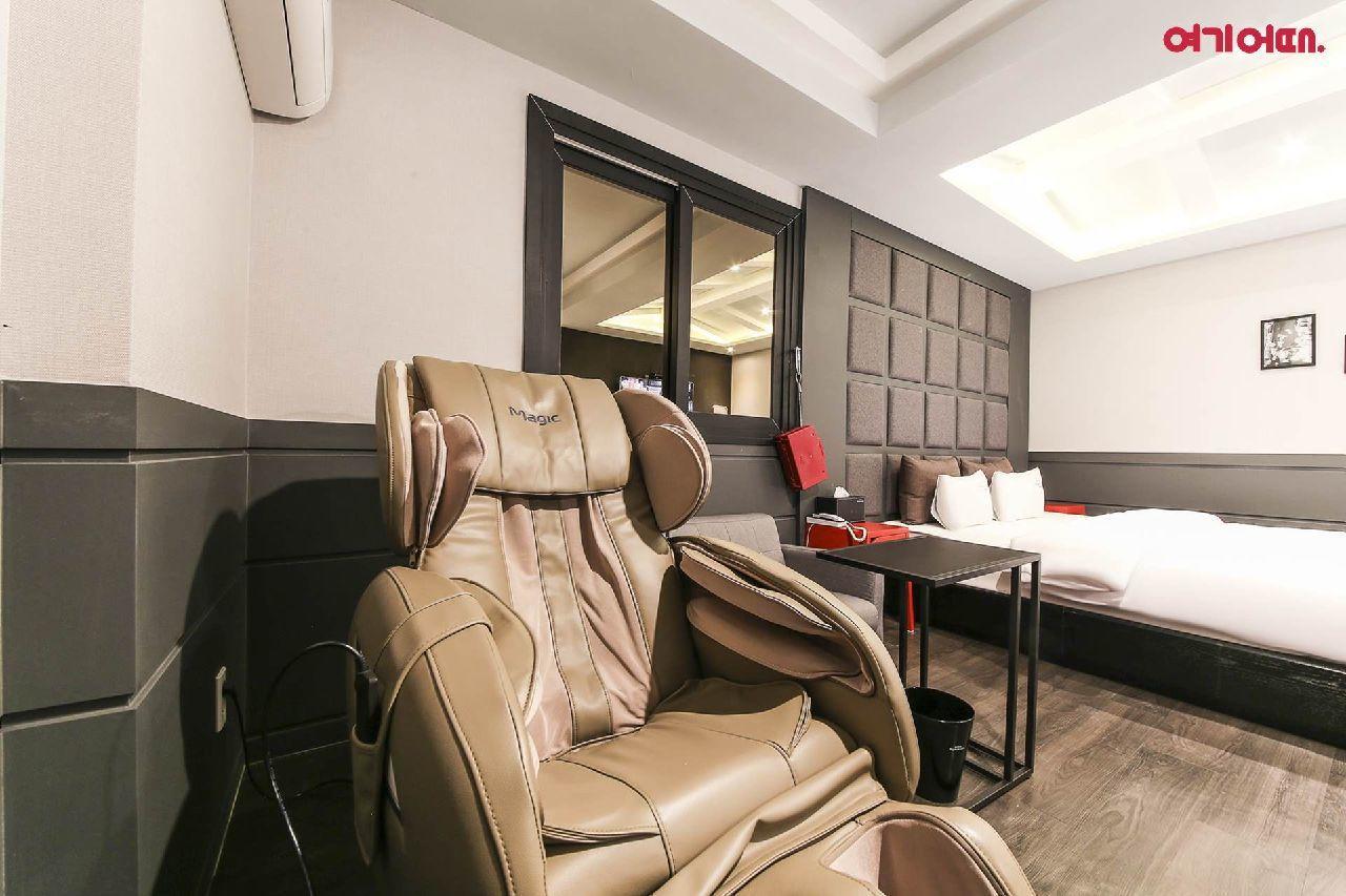 French Code Hotel Changwon Exterior foto