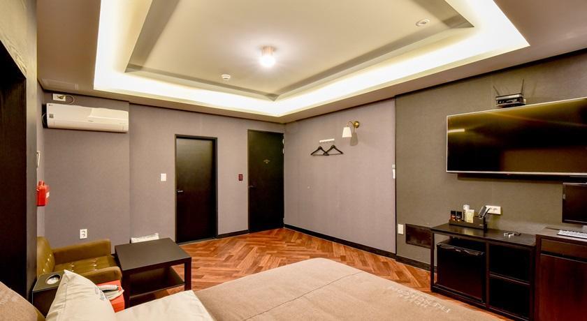 French Code Hotel Changwon Exterior foto