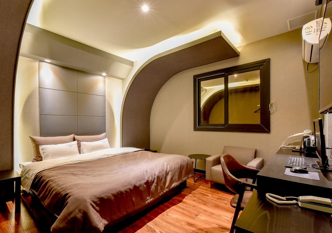 French Code Hotel Changwon Exterior foto