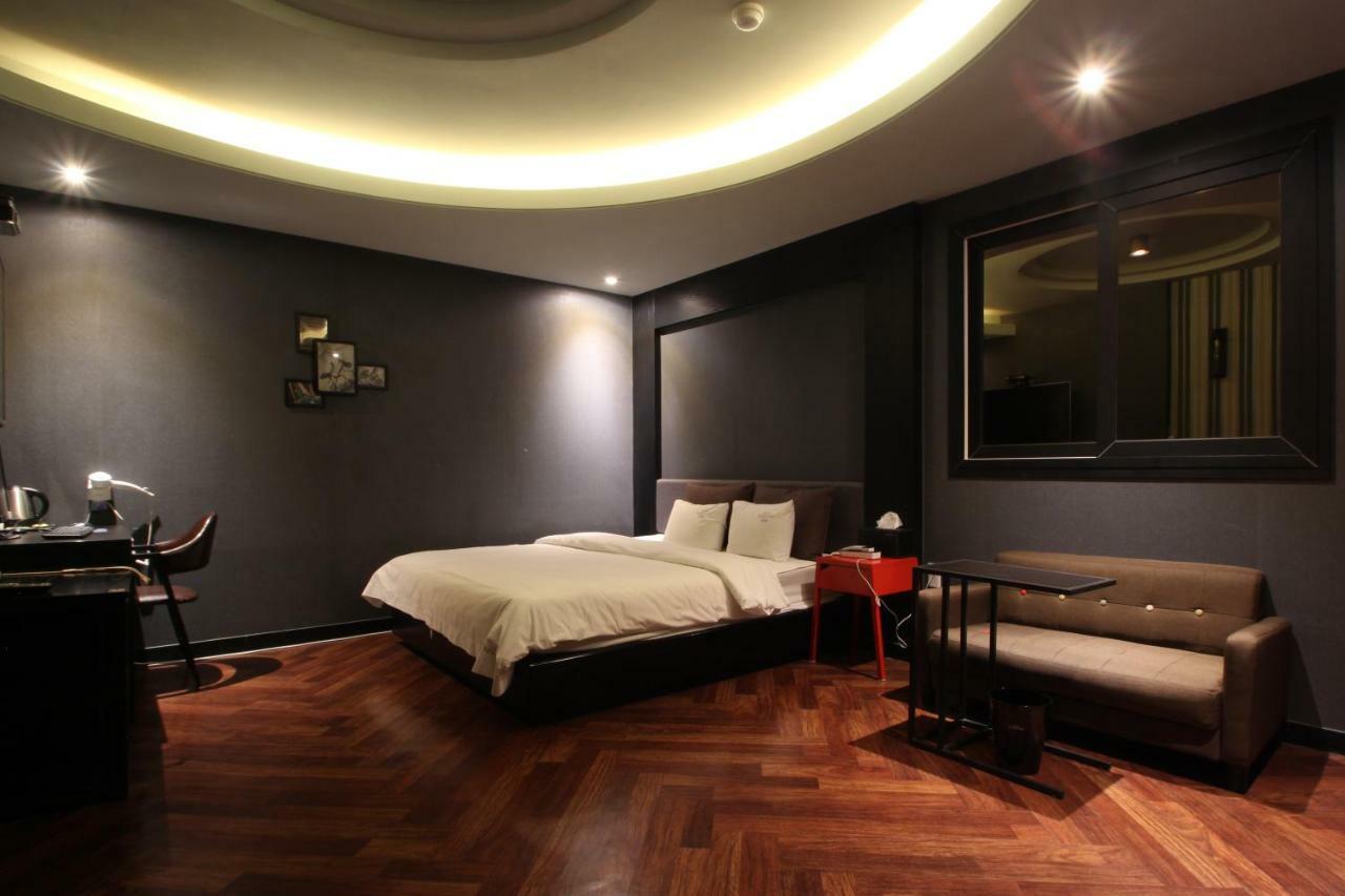 French Code Hotel Changwon Exterior foto